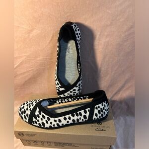 Cloudsteppers by Clarks Carly Wish Washable Slip-Ons – White/Black, Size 6.5M